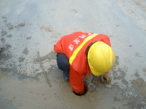 清理沉降觀測點上面的泥土